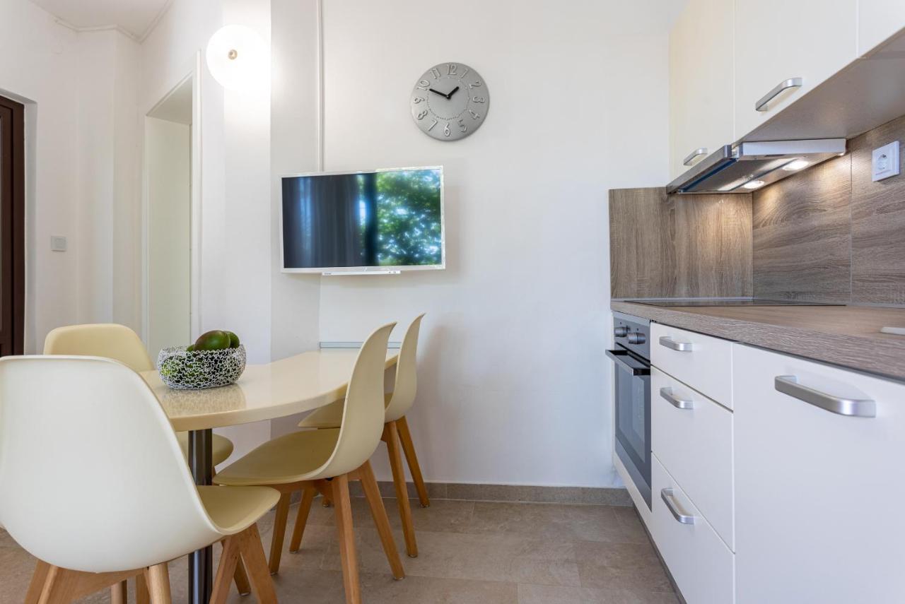 Apartments House Barbara Kornić エクステリア 写真