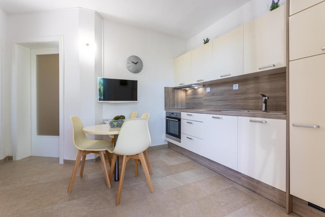 Apartments House Barbara Kornić エクステリア 写真